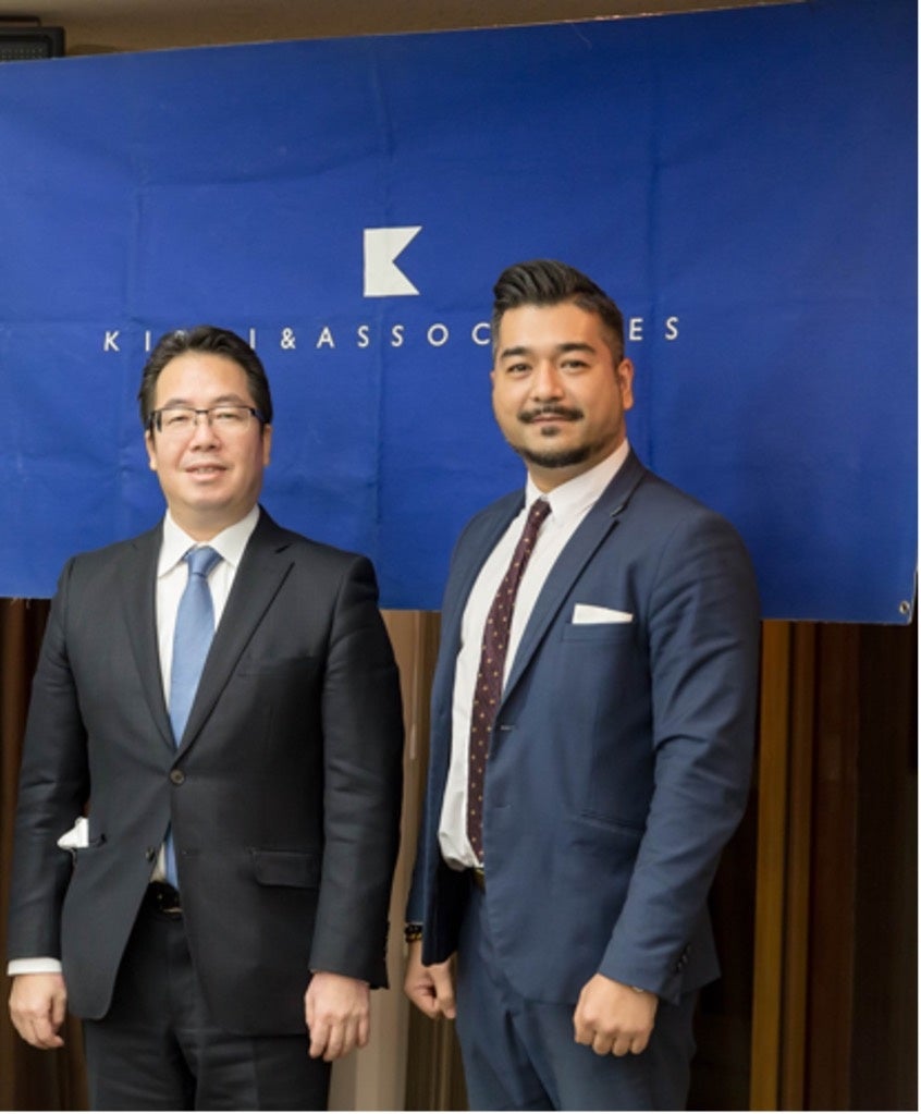 (写真左:岸・アンド・アソシエーツ株式会社 代表取締役 岸 伸久  右:New York Times社 アジア太平洋地域ビジネス営業統括責任者 ジョージ・野口氏)