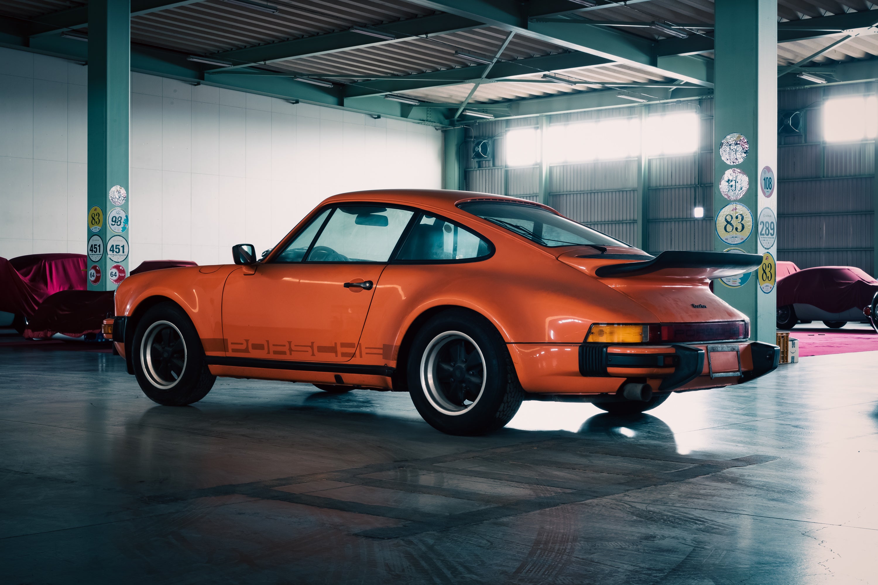 Porsche 930 限定版 006/1500 全世界で1500台のみ製造。 マニアが唸る！実は価値が高い84年式930ポルシェ！！ - YouTube