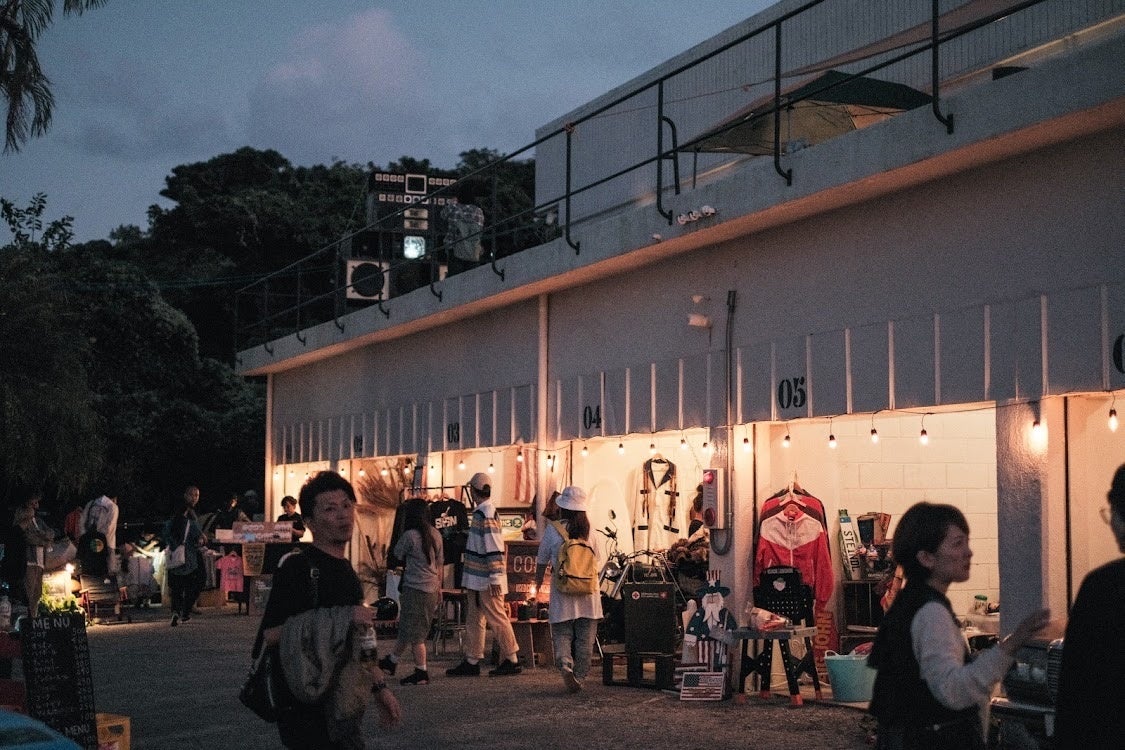 1日目の12月3日(土)は21時までの開催。