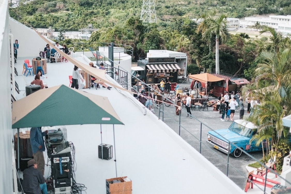 ガレージ区画での物販だけでなく、今回は２階テラスでポップアップの出店もあります。