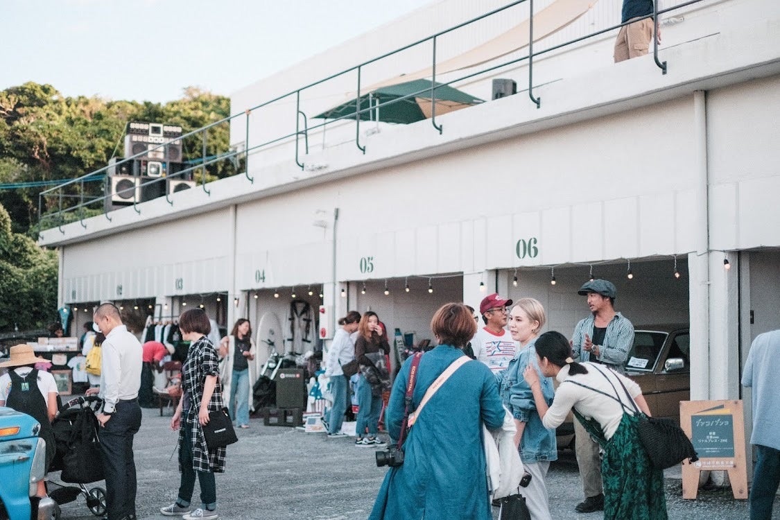 物販の出店者は、古着、アンティークのインテリア商品、古書、ハンドメイド革製品、愛犬のためのセレクトショップ、グリーン、ヴィンテージの中古車、かりゆしウェアまでと多彩です。