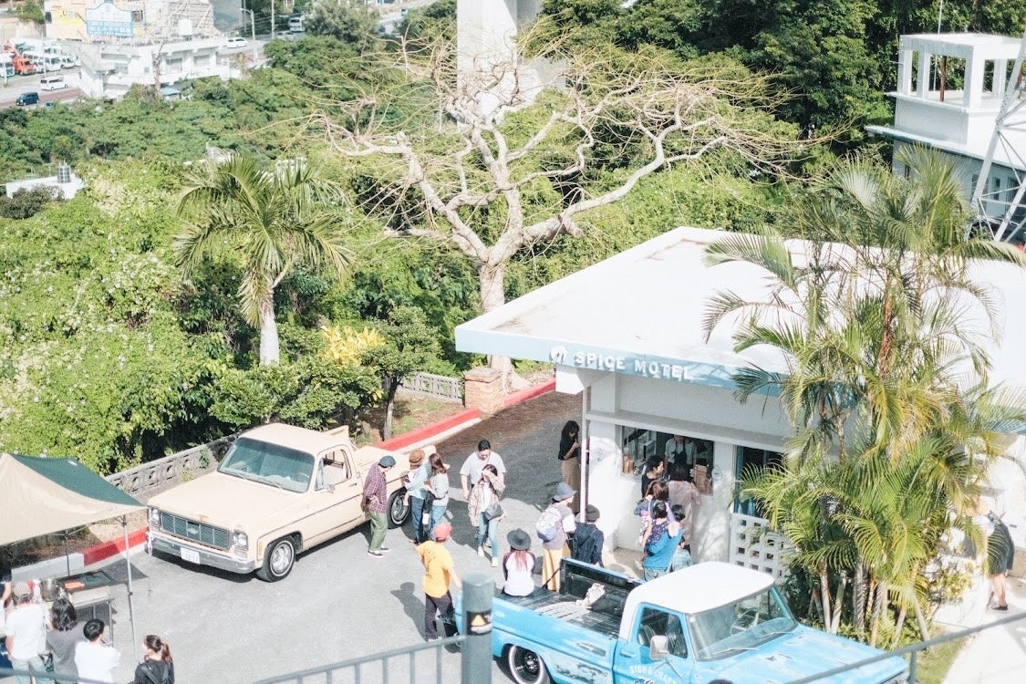 会場となるSPICE MOTELは沖縄がまだ米国に統治されていた1970年建築のモーテル。アートアンドクラフト社の沖縄事務所が全面的にリノベーションし、2015年に開業したインバウンド中心のホテル。