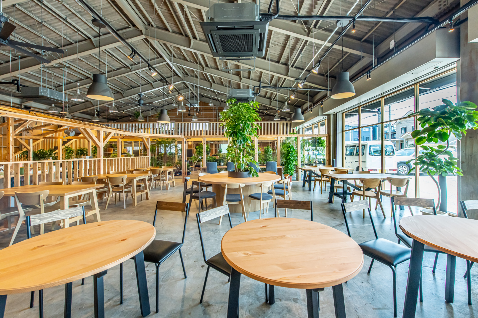 壮大なスケールの「観葉植物栽培」×「カフェ」×「就労⽀援施設B型