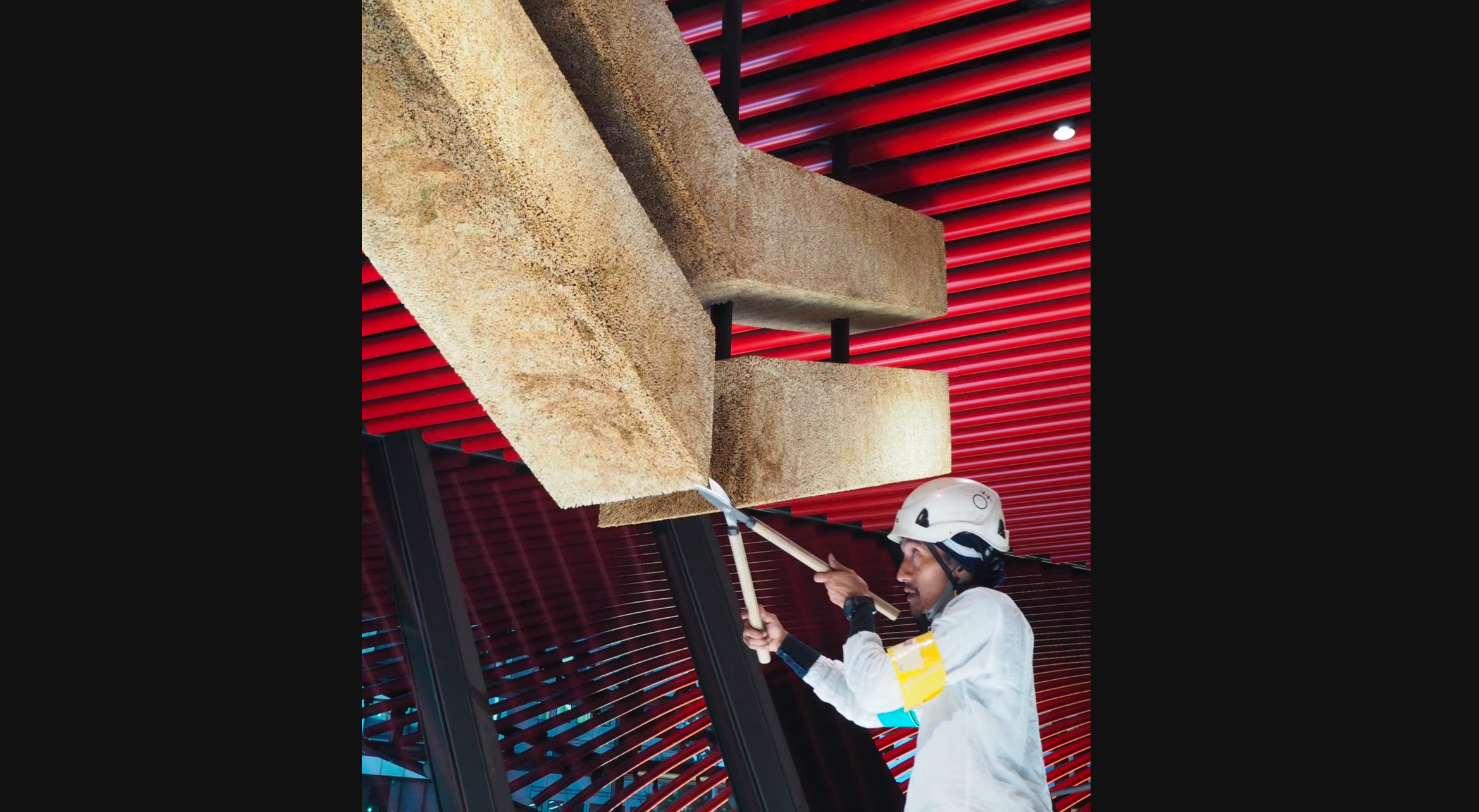 茅葺き職人・相良育弥が手がけた最新作を、東京の中心で くさかんむり