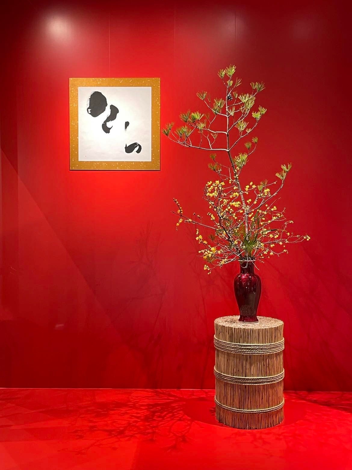 角度で見え方が変わる茅のカウンターを制作 恒例の竹中大工道具館の