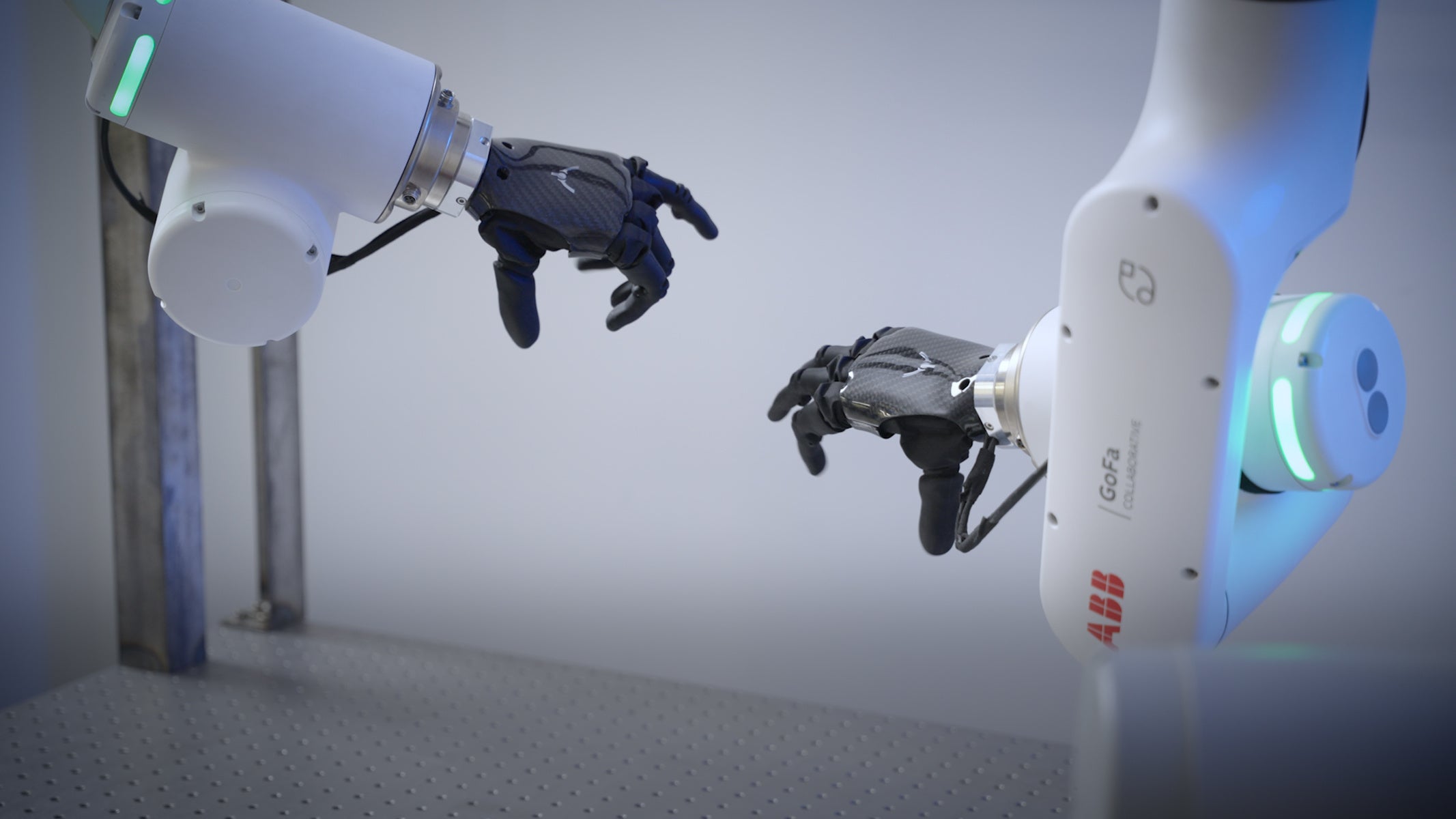 ABB RoboticsとPSYONIC、人間が生成したデータを活用してロボットの巧緻性を向上