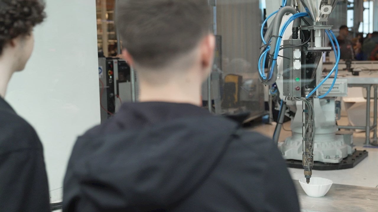 セルフリッジズでABBロボットの3Dプリントに見入る人たち