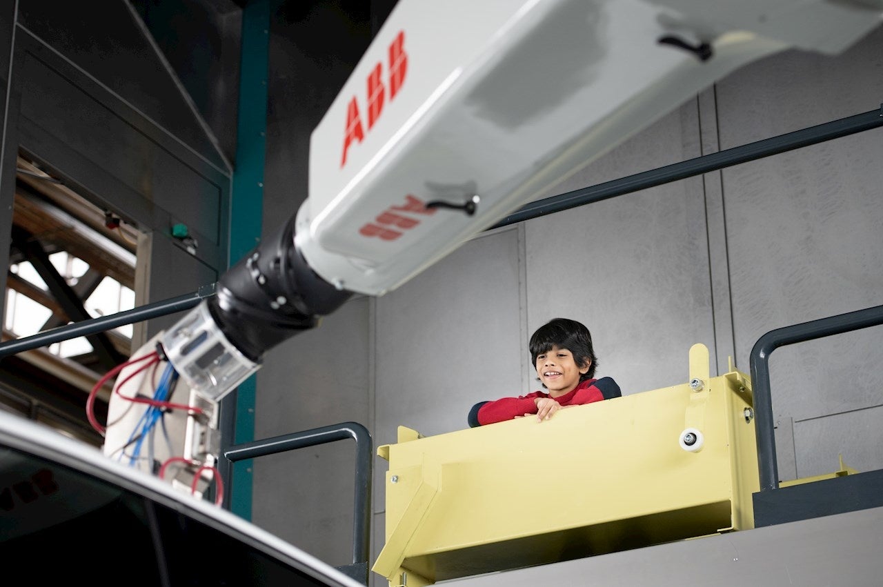 ロボットの塗装に笑顔を見せるAdvait Kolarkarくん