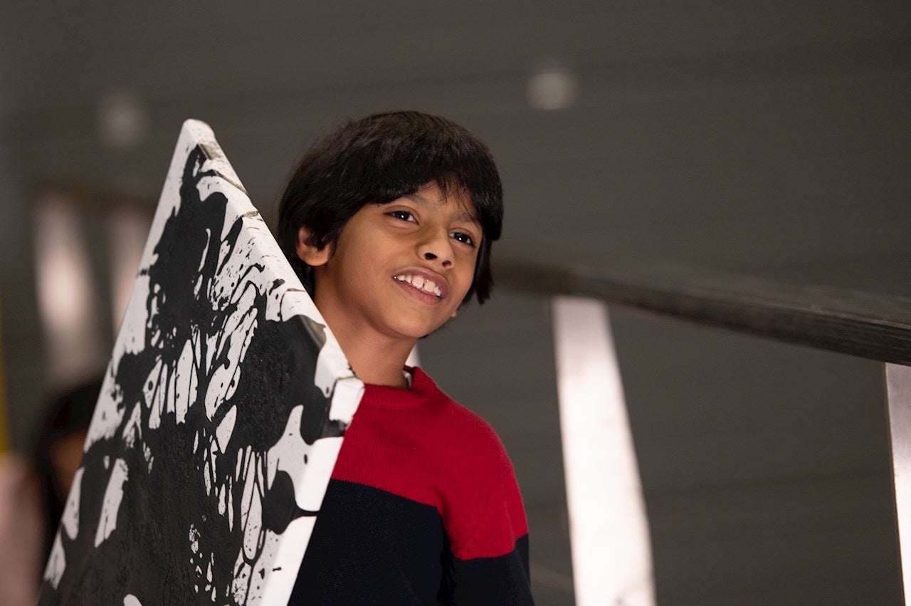 「Zebra Utopia」の絵画を抱えたAdvait Kolarkarくん