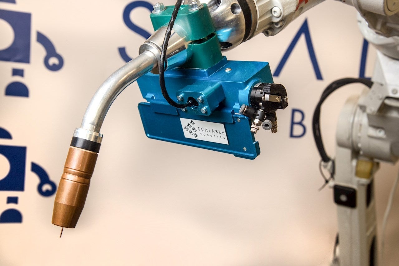 Scalable社のプログラミングプラットフォームは、ロボットのロボットアーム先端のツールに取り付けられた保護ボックスの中に3Dカメラが搭載されているのが特徴です。