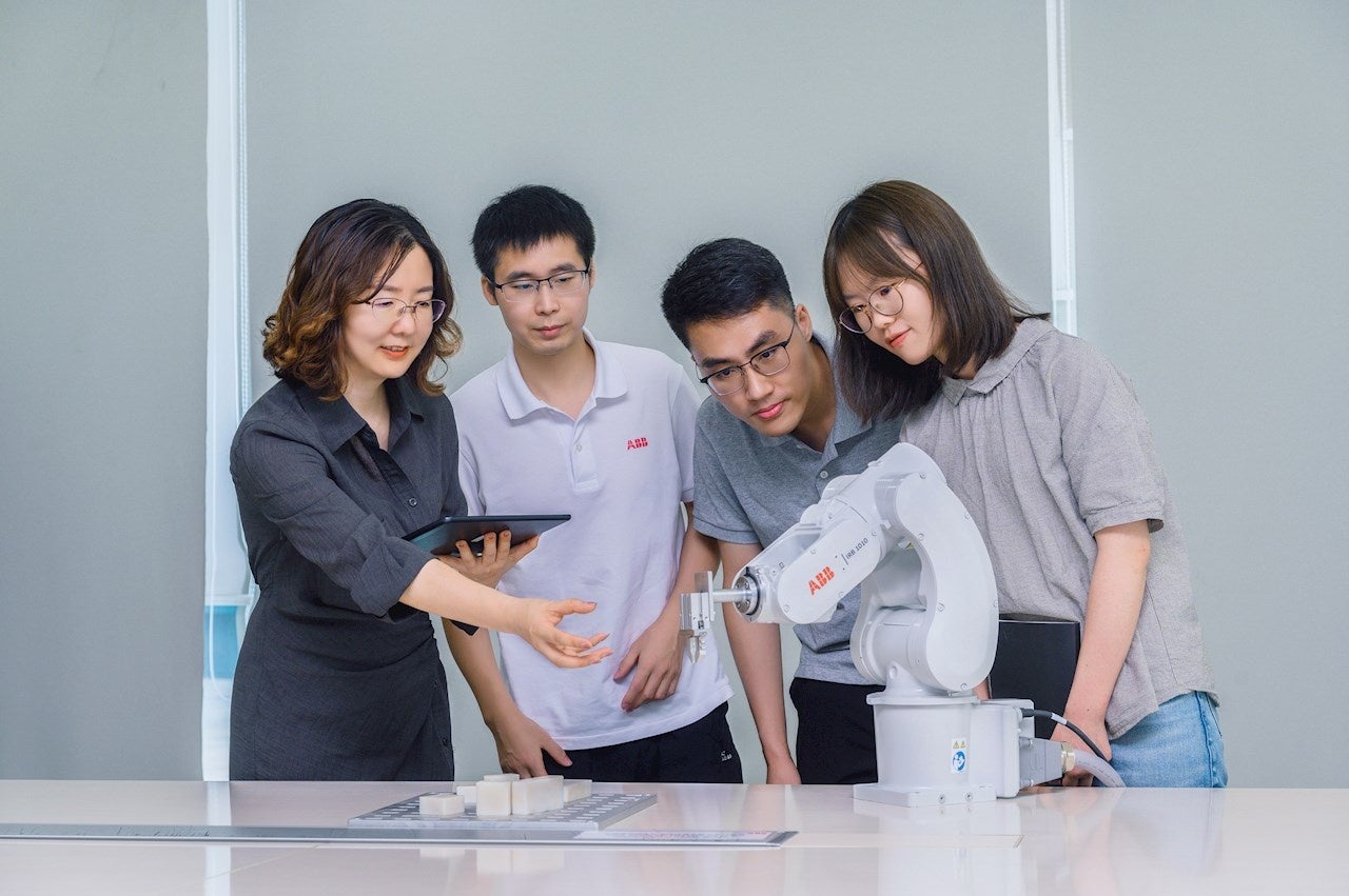 小型で使いやすいIRB 1010は、教育機関に最適です