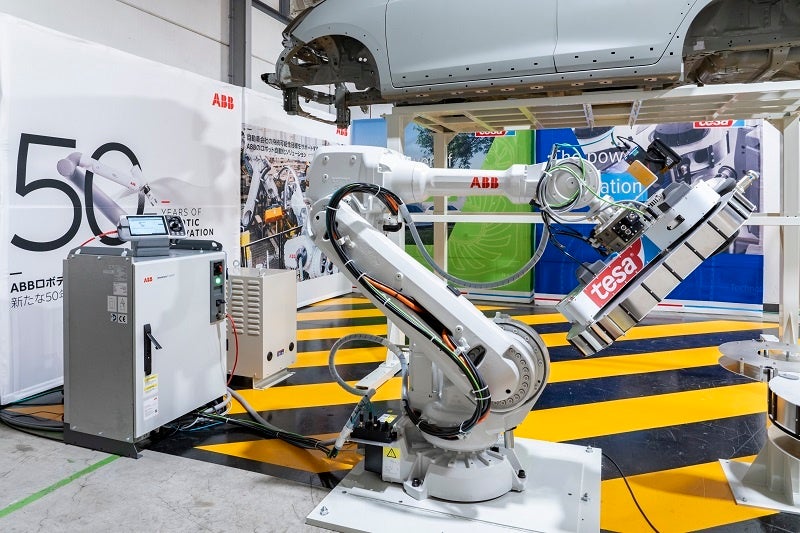 ABBロボティクスジャパンとtesaは、ボデー穴塞ぎアプリケーションの自動化のための最先端のAI搭載ソリューションの開発とデモンストレーションのために協力(写真提供tesa)