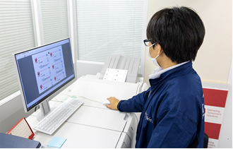 名刺の印刷作業の様子