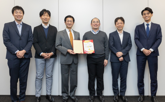 社内で開催されたウォーキングイベントの表彰式にて