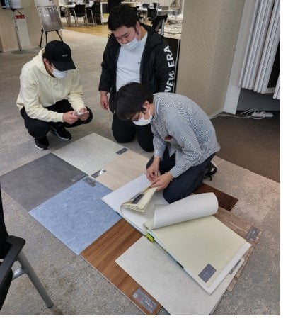 ショールームで検討する学生の様子