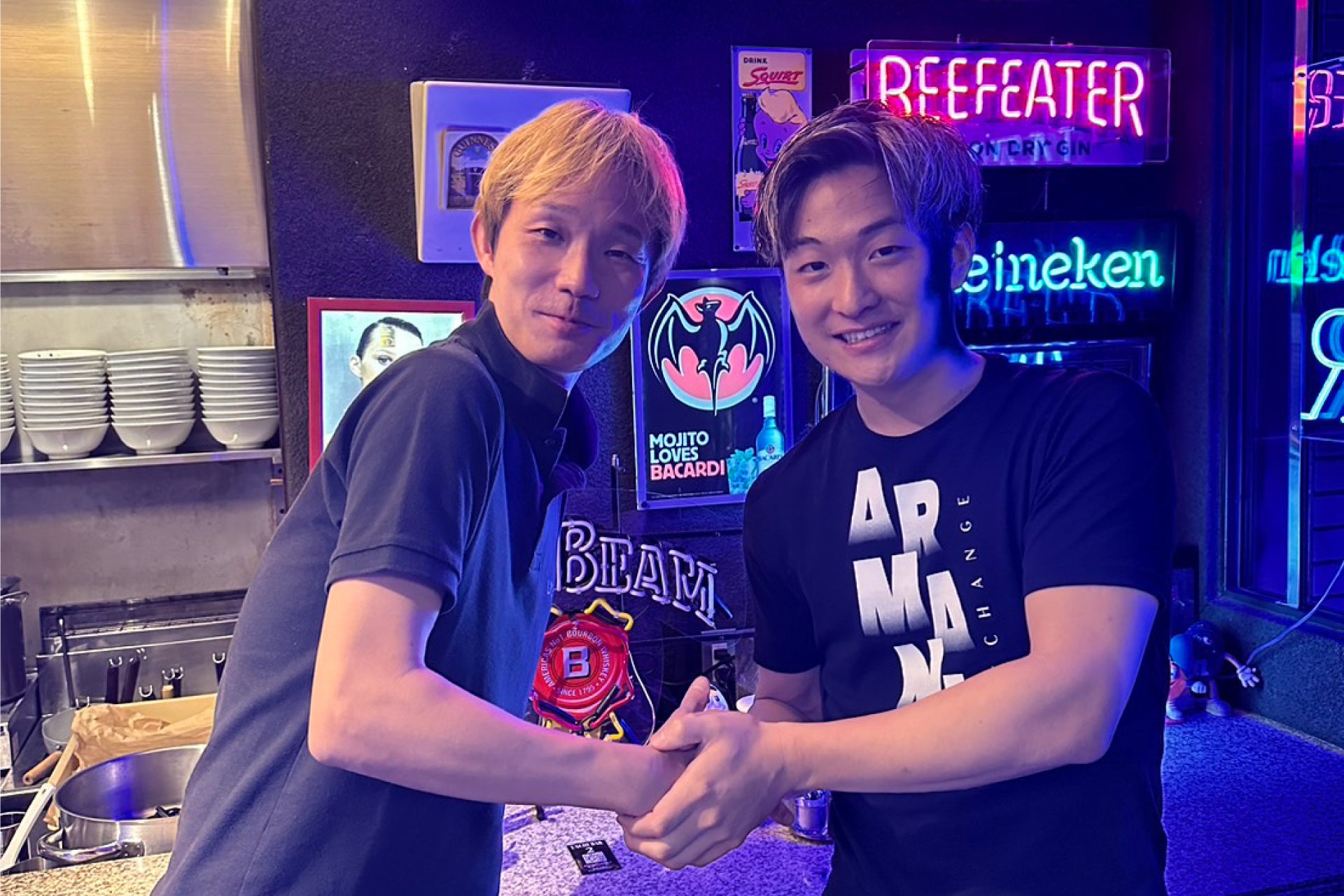 〈写真：(左)UNCHI株式会社 代表取締役：松村 貴大／(右)麺やaube〜おーぶ〜 オーナー：村上 黎一郎〉