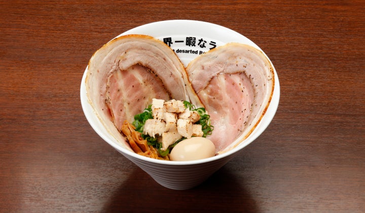 UNCHI株式会社が運営する行列のできるラーメン店「世界一暇なラーメン UNCHI株式会社が運営する行列のできるラーメン店「世界一暇なラーメン