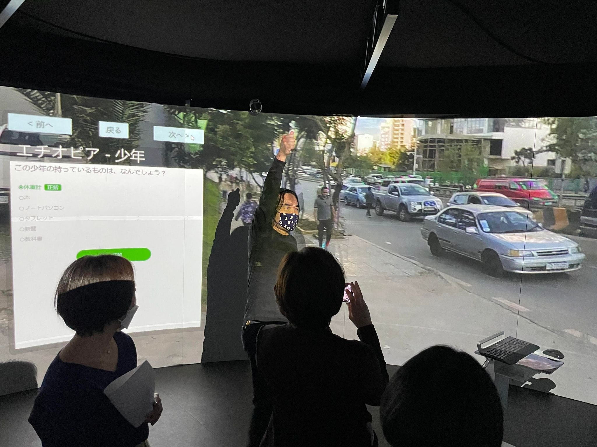 360°VR シアターでのデモの様子。エチオピアにおける児童労働の実態を紹介