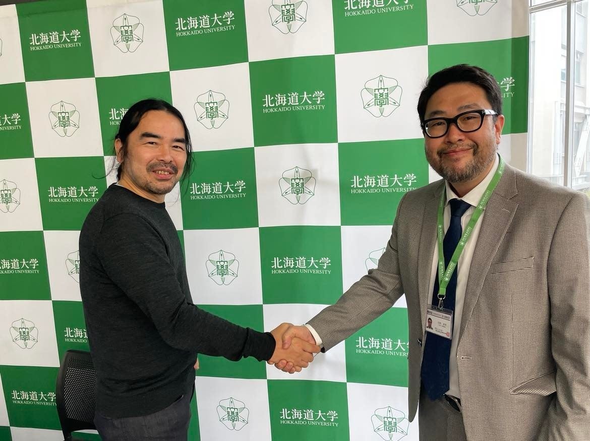 キャスタリア代表取締役山脇智志（左）と共同開発パートナーの川村洋平北海道大学大学院工学研究院教授（右）