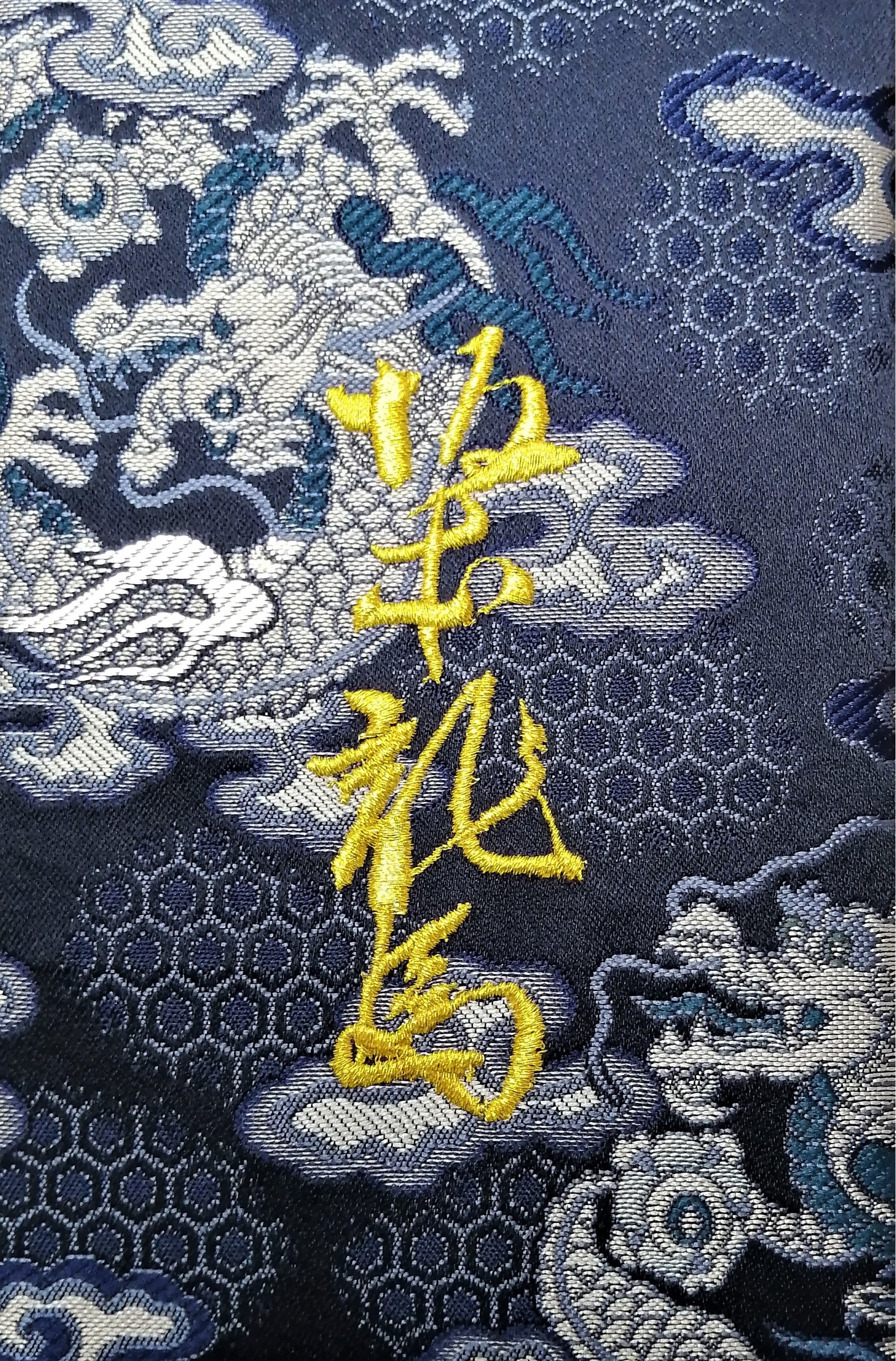 裏面には自筆署名の坂本龍馬を金糸で刺繍。