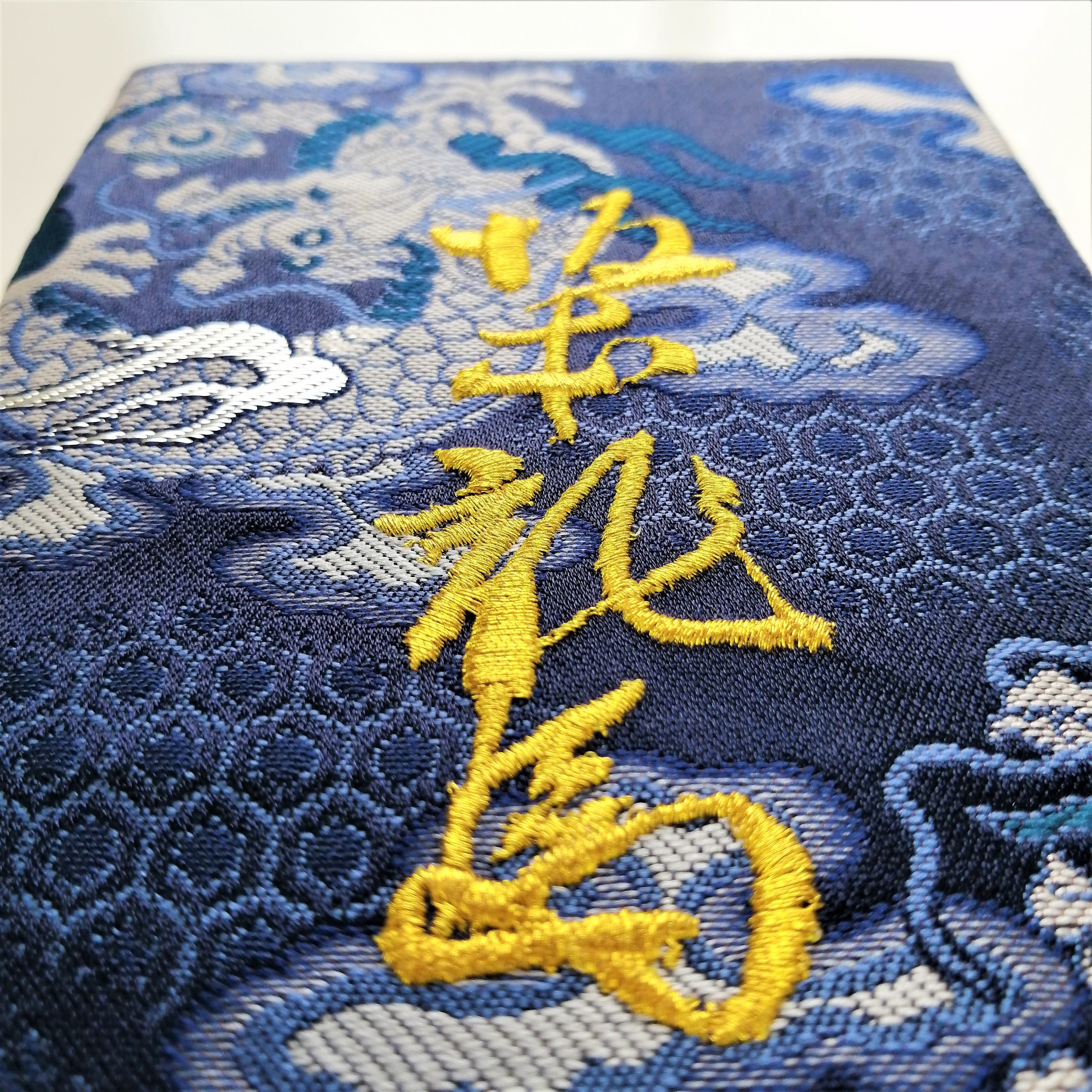 刺繍で署名を忠実に再現。