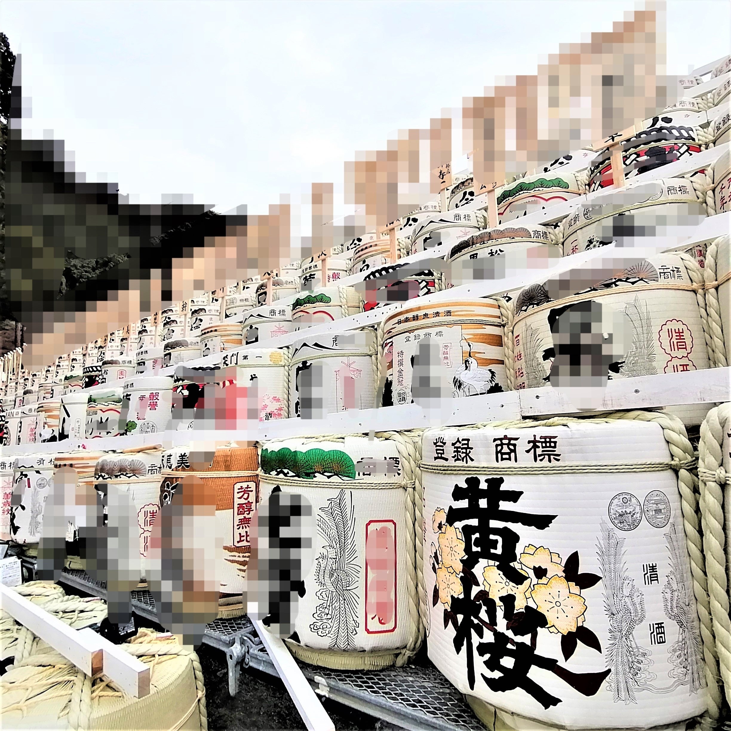 新春は各地で酒樽が飾られています。