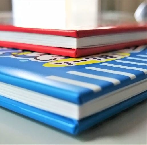 １６頁分の厚さは一般的なご朱印帳のおよそ半分で軽くて薄い