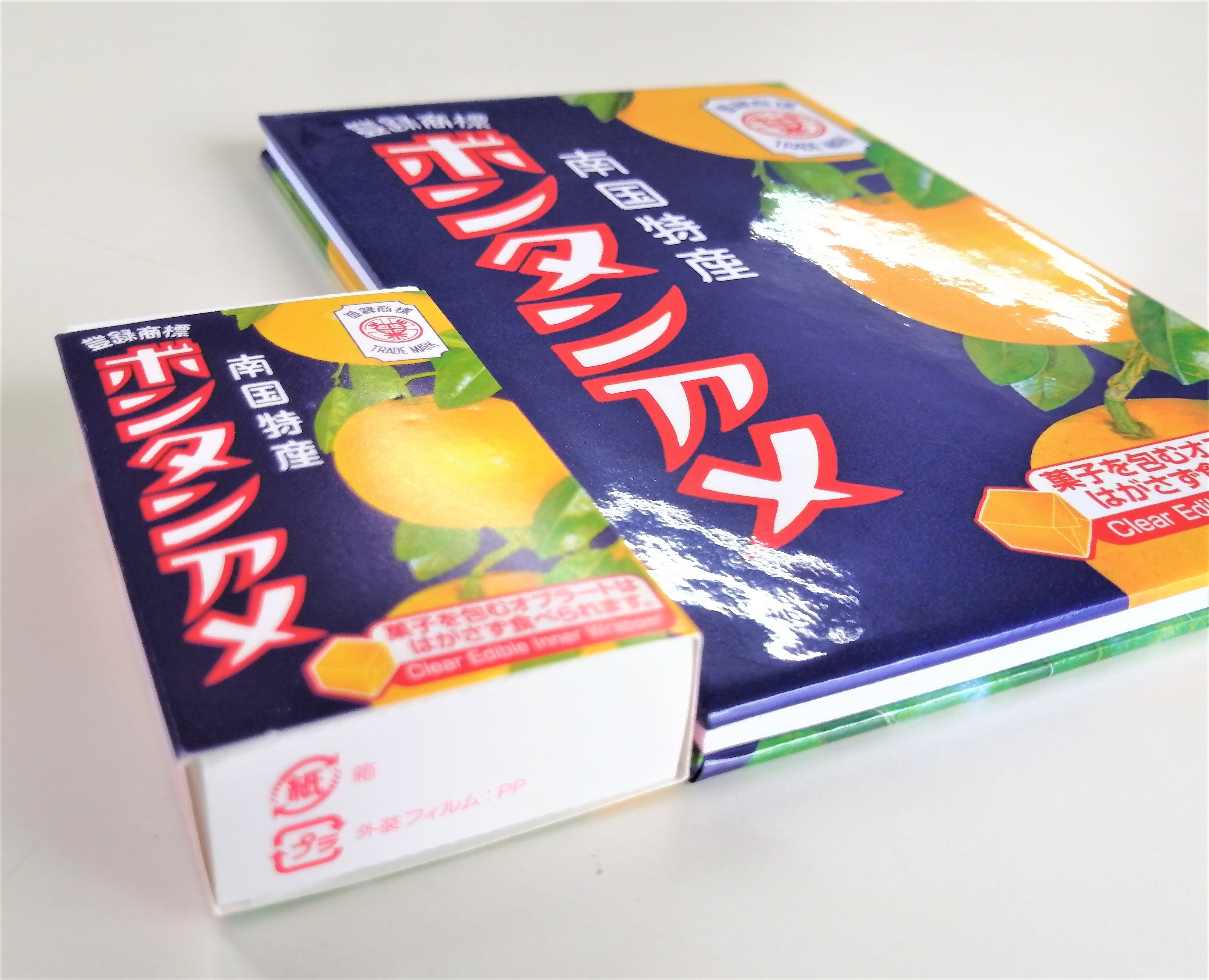 ボンタンアメの方が分厚いです。