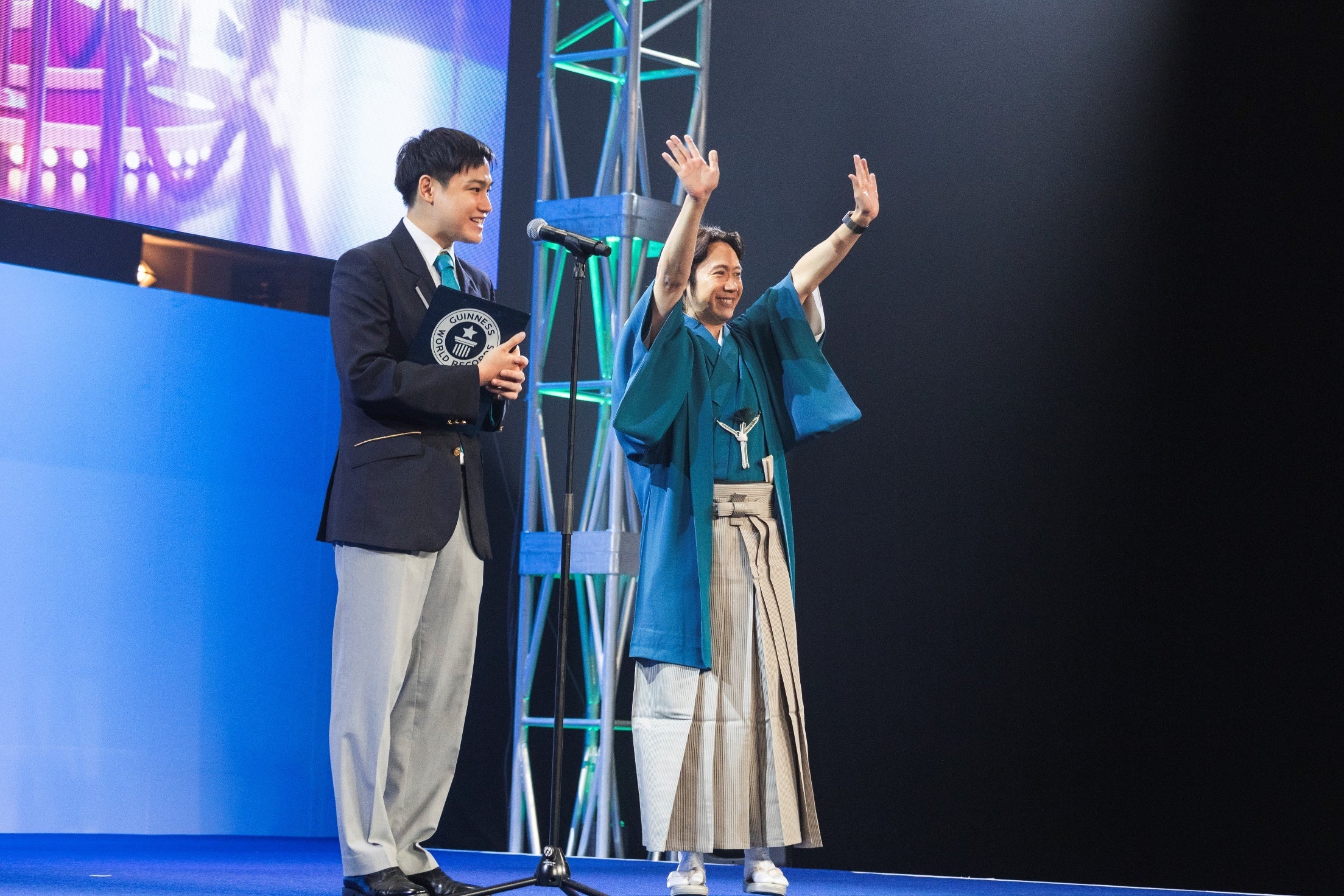 記録達成の瞬間。公式認定員の発表を受け、満面の笑みで万歳する社長の道面。