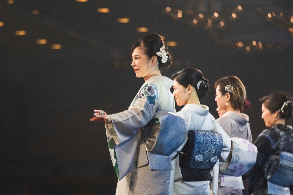 大会1 日目。記録更新をかけて美しい着姿を披露する出演者たち。