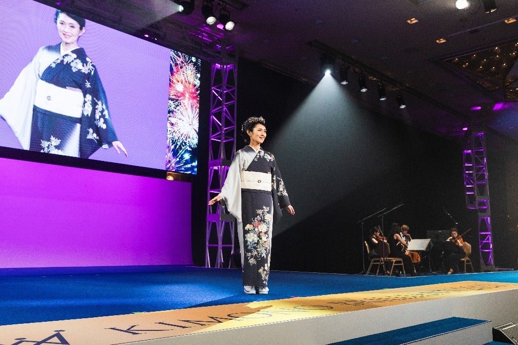 この日のために選りすぐったコーディネートでポージング。新日本フィルハーモニー交響楽団の生演奏も。