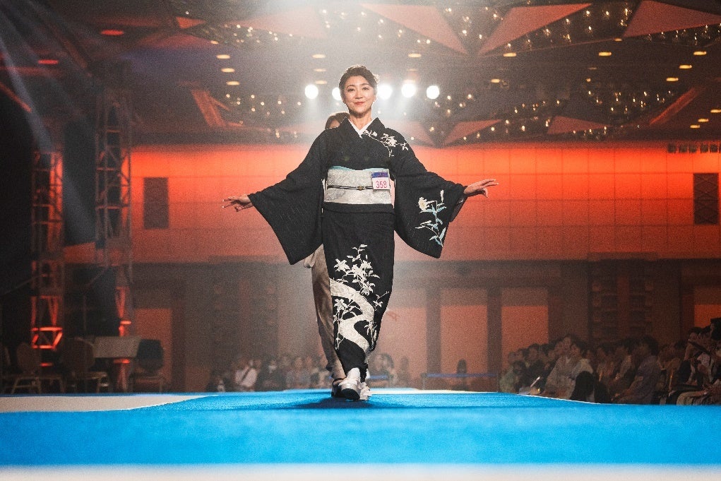 堂々としたウォーキングで美しい着姿を競う出演者たち。