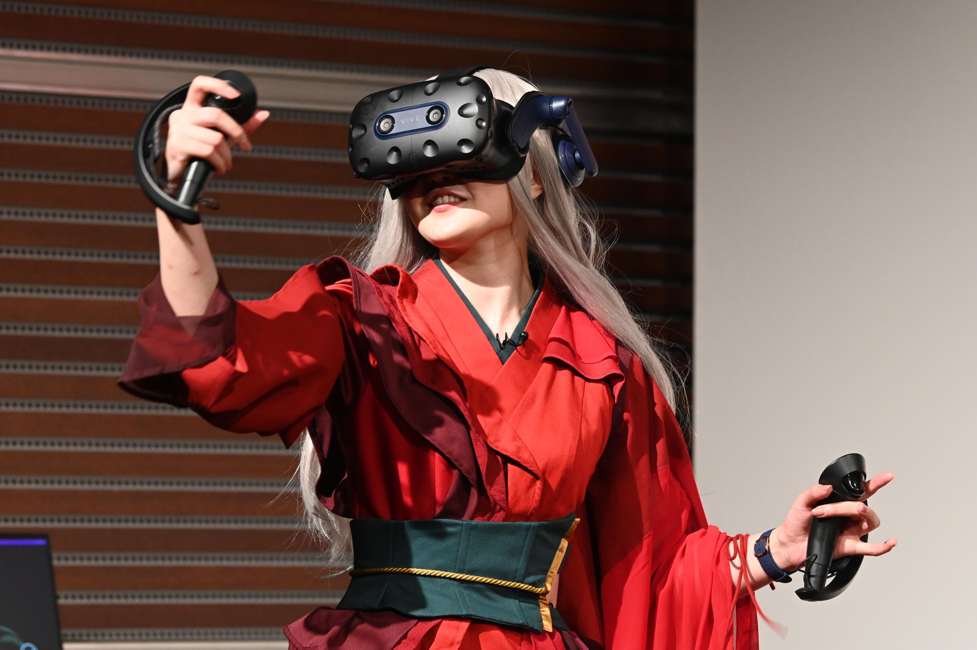 (ライブパフォーマンスを行う、せきぐちあいみさん)
