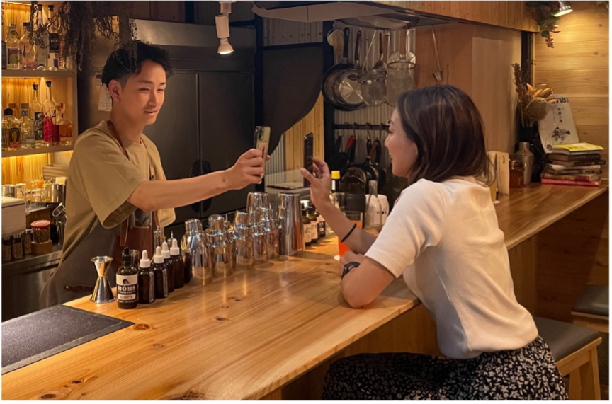 飲食店での特典利用の様子（イメージ）