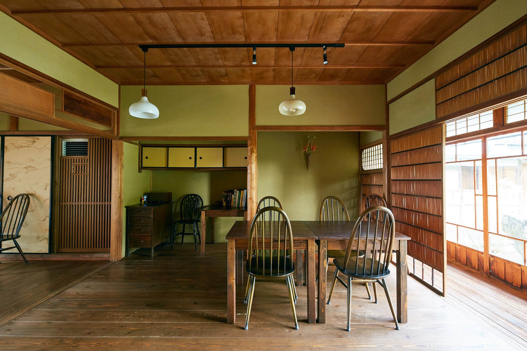 国の重要伝統的建造物群保存地区に指定されている富田林寺内町にあるレストラン「オアジ」。地元で採れた旬の食材を主役にした料理を提供 Photo Kisa Toyoshima 