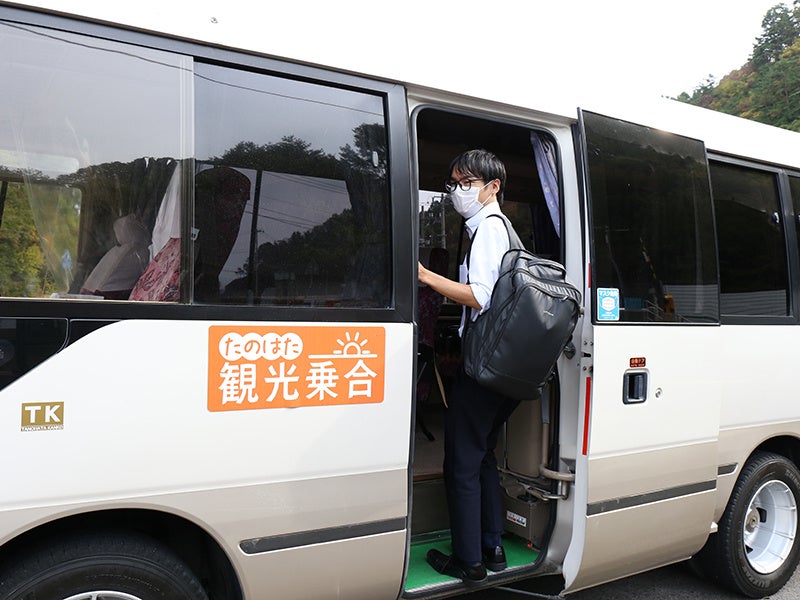 (寿司詰太郎乗合タクシーへ乗車)