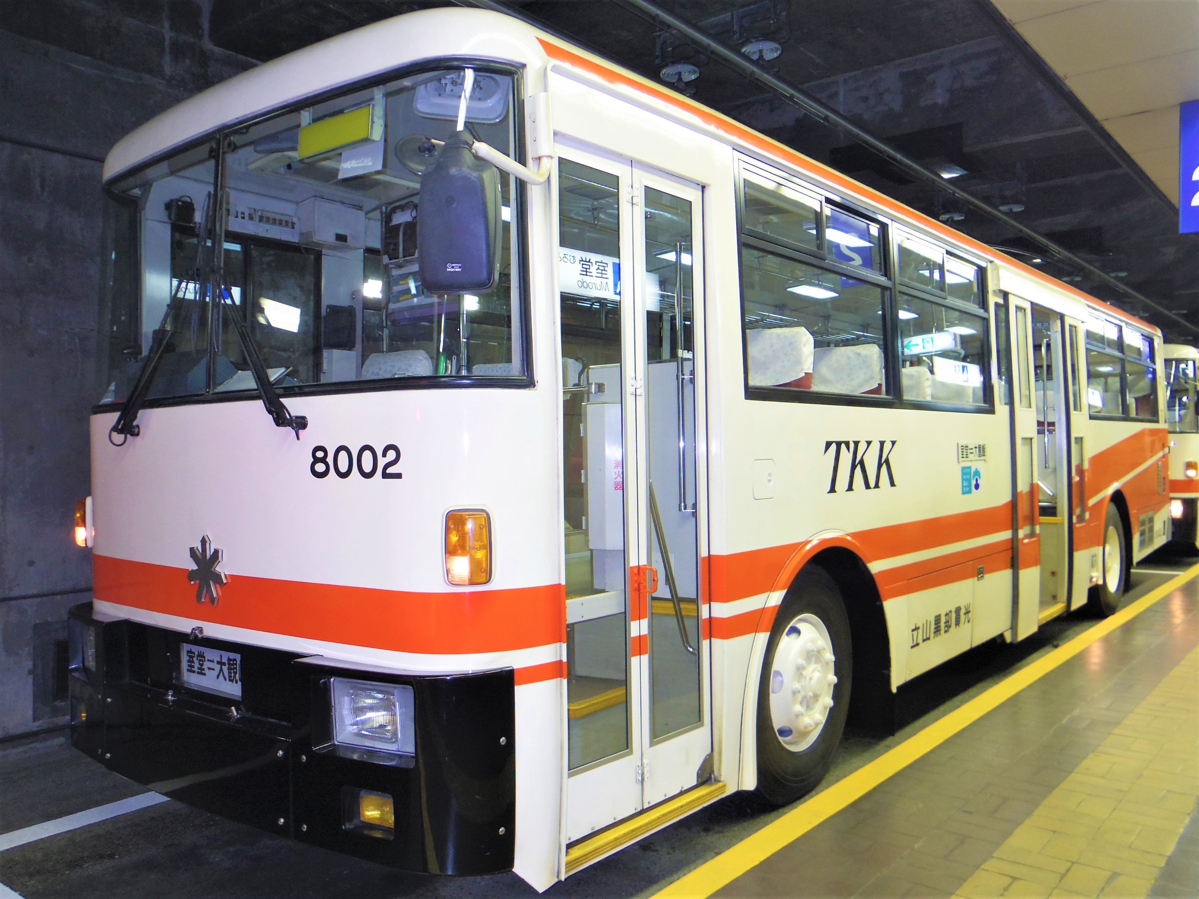 (写真提供：立山黒部アルペンルート　立山トンネルトロリーバス　イメージ)