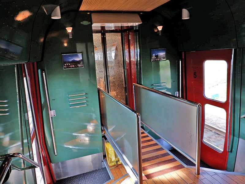 ゆふいんの森 III世　車内通路(photo by Sushizume)