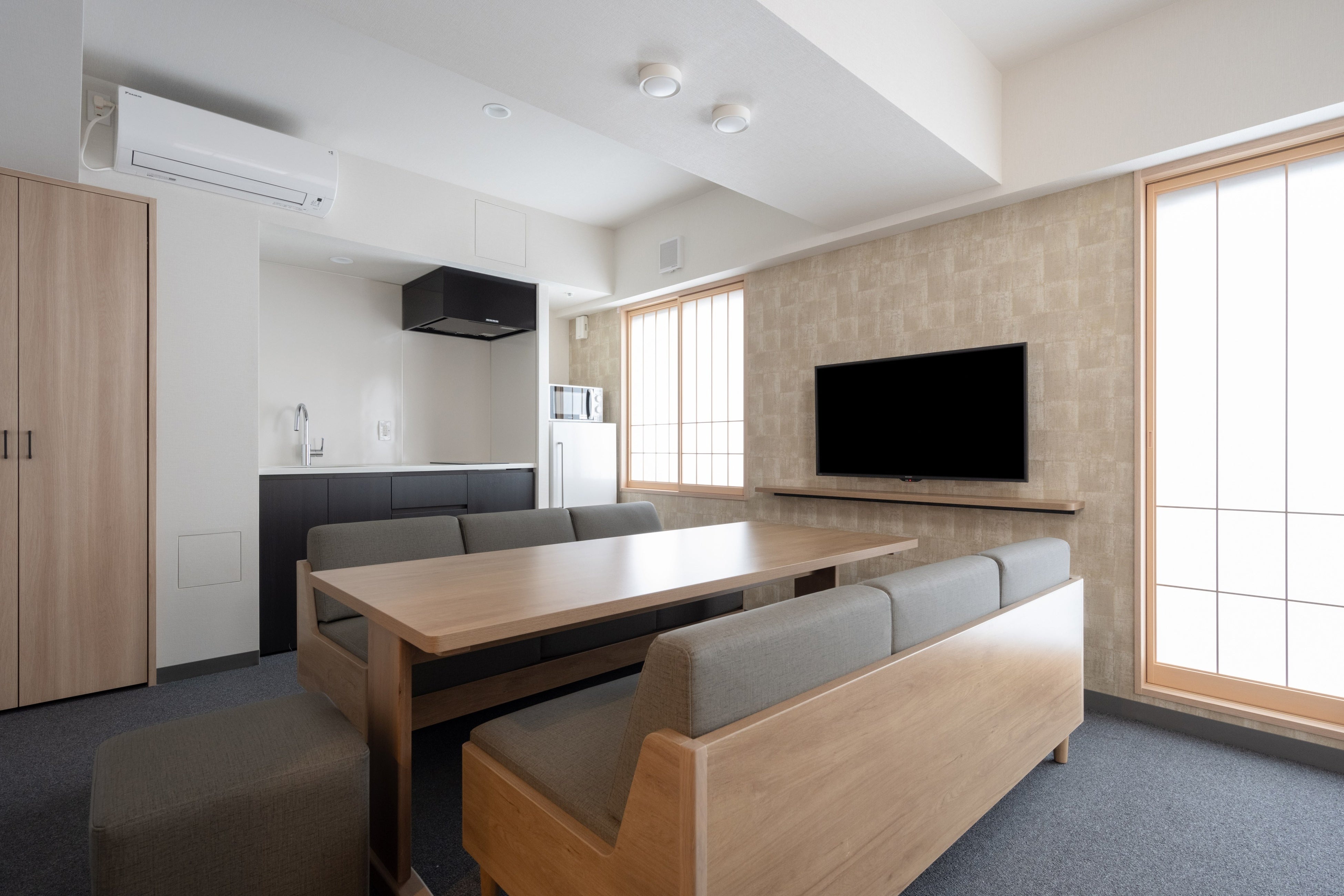 キッチン、ダイニングを備えた広い客室