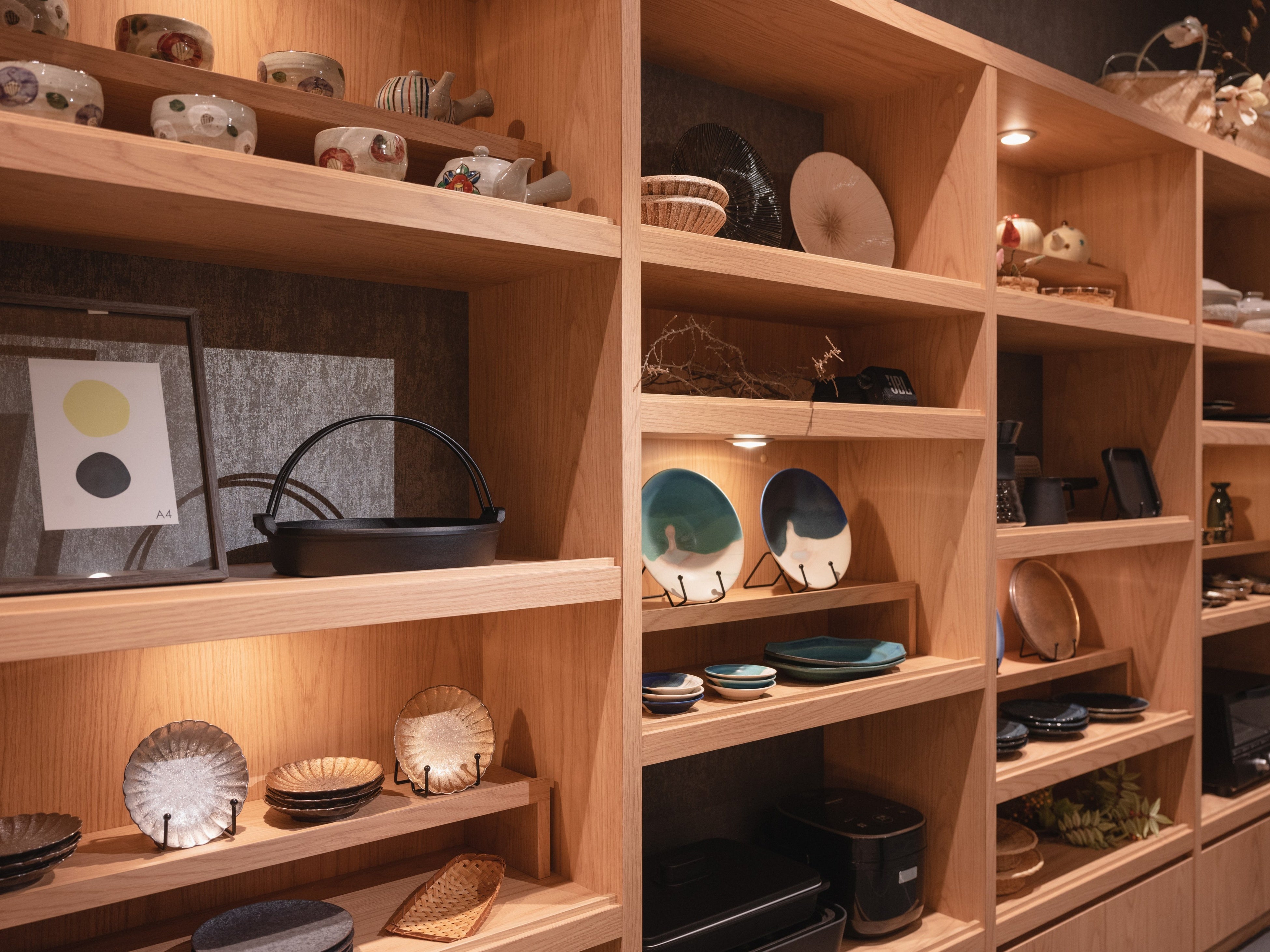 蚤の市のような食器セレクトコーナー