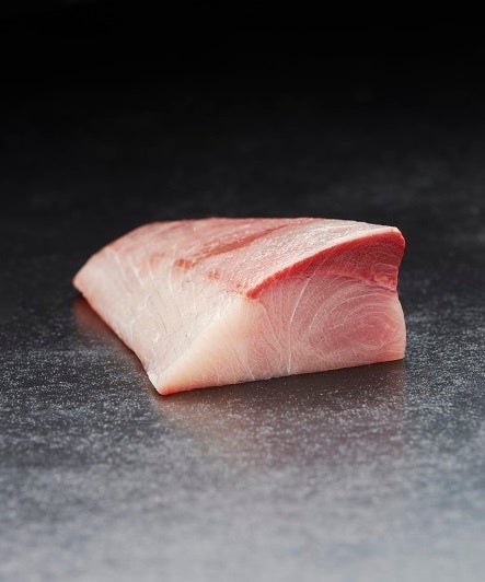 極寒ブリ™　は脂乗りがよく旨味も強いのが特長。切身は輝くように美しい。