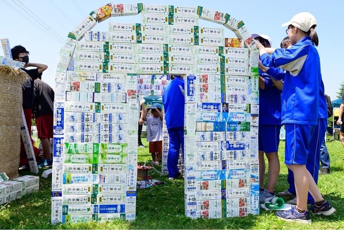 牛乳パックで作ったアート展示（牛舎）