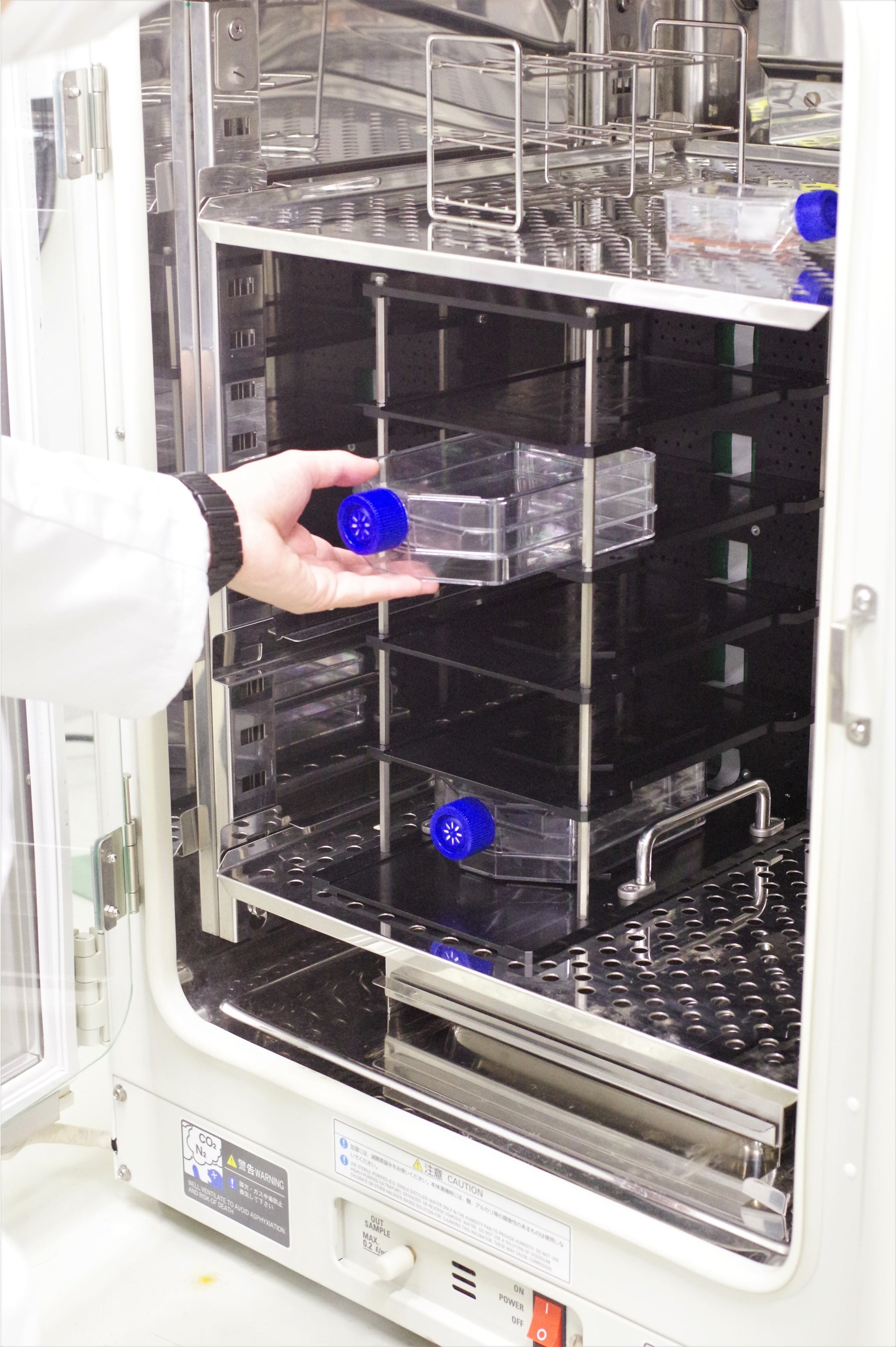 CO2インキュベータに設置した様子 