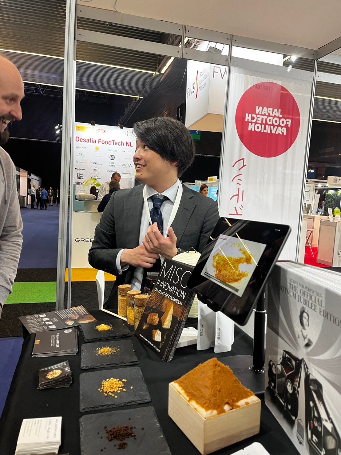 商品紹介をする早川専務