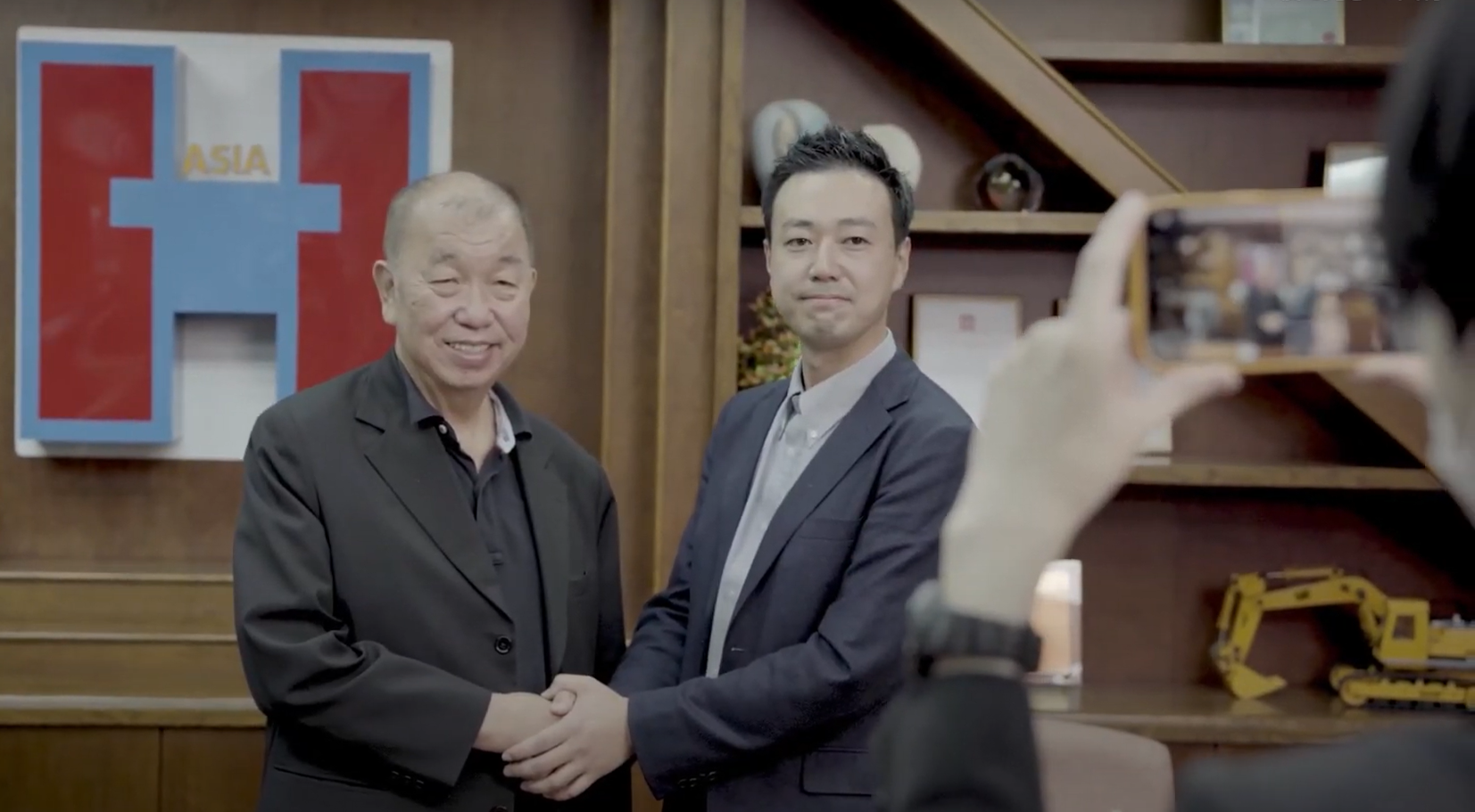 （左）Huationg Holdings Pte. Ltd.　創業者 Mr.Lee Chin Tiong （右）株式会社電材ホールディングス　専務取締役 上村 浩貴 様 ※役職はM&A実行当時