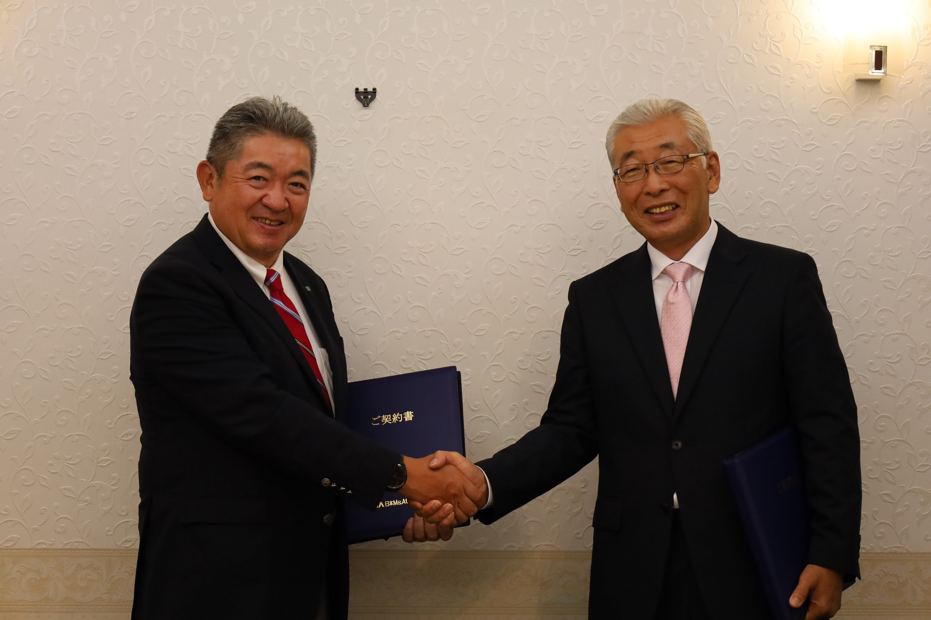 （右）株式会社友建設　代表取締役 宮本 和博 様 （左）FFFホールディングス株式会社　代表取締役CEO 中村 克久 様 ※役職はM&A実行当時