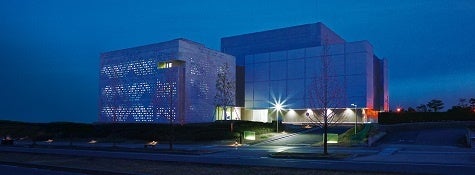 2006年から運営するデータセンターは強固な地盤で利便性の高い安心便利な立地にある（カゴヤ・ホールディングス）