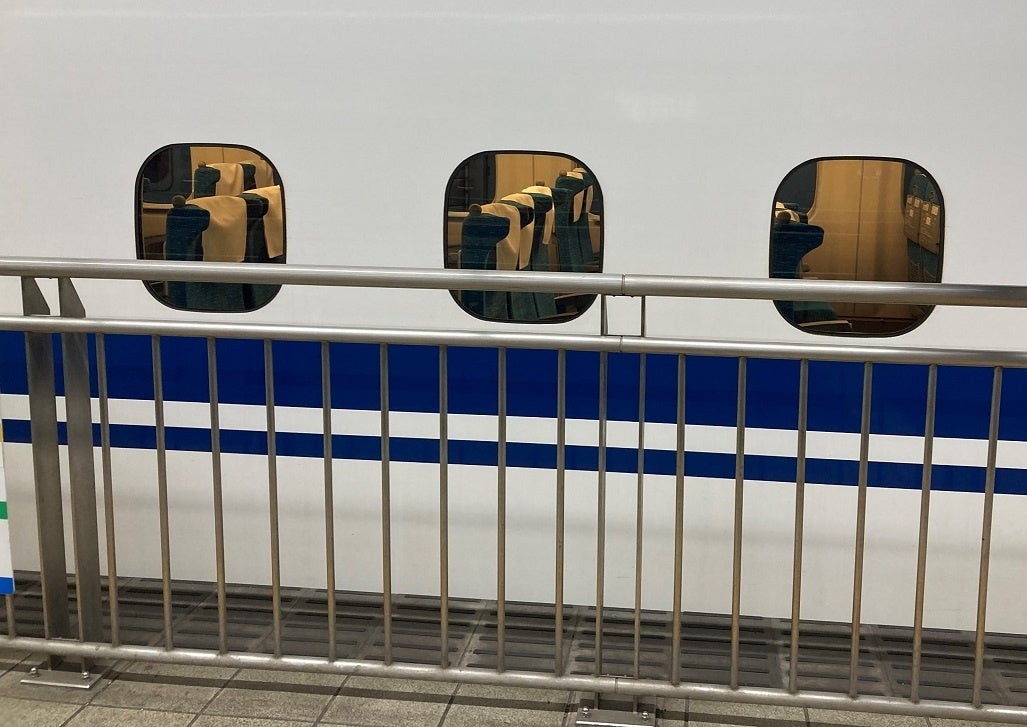 メタルスター九州は駅の手すりや建物の装飾などの「化粧金物」を納めている