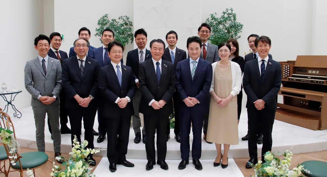 (前列左から4番目)JR九州エンジニアリング株式会社 代表取締役社長 師村 博 様 (前列左から5番目)有限会社メタルスター九州 代表取締役 宮﨑 文典 様 (社名・役職はM&A実行当時)