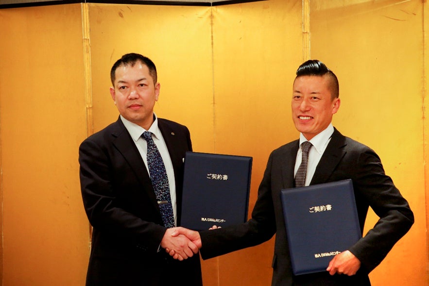 2023年3月31日に高知市内のホテルで行われた成約式。固い握手を交わす鬼山昌典氏（左）と下村晃廣氏（右）